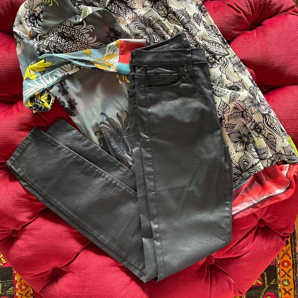 Black Orchid Jeans - Picture 3 of 4